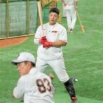 【悲報】原監督、ティー打撃準備中の小林を押し退けて岡本を指導www