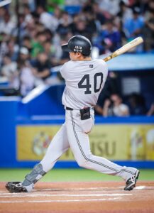 阿部監督が三回に泉口を懲罰交代　バント失敗で即決断